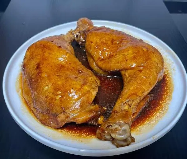 电饭煲版“有手就行”的电饭煲焗鸡腿！嫩滑多汁，好吃到没朋友，一锅搞定！ 用料 · 鸡腿（300克，2只） · 洋葱（1/4个） · 生抽（3匙） ·
